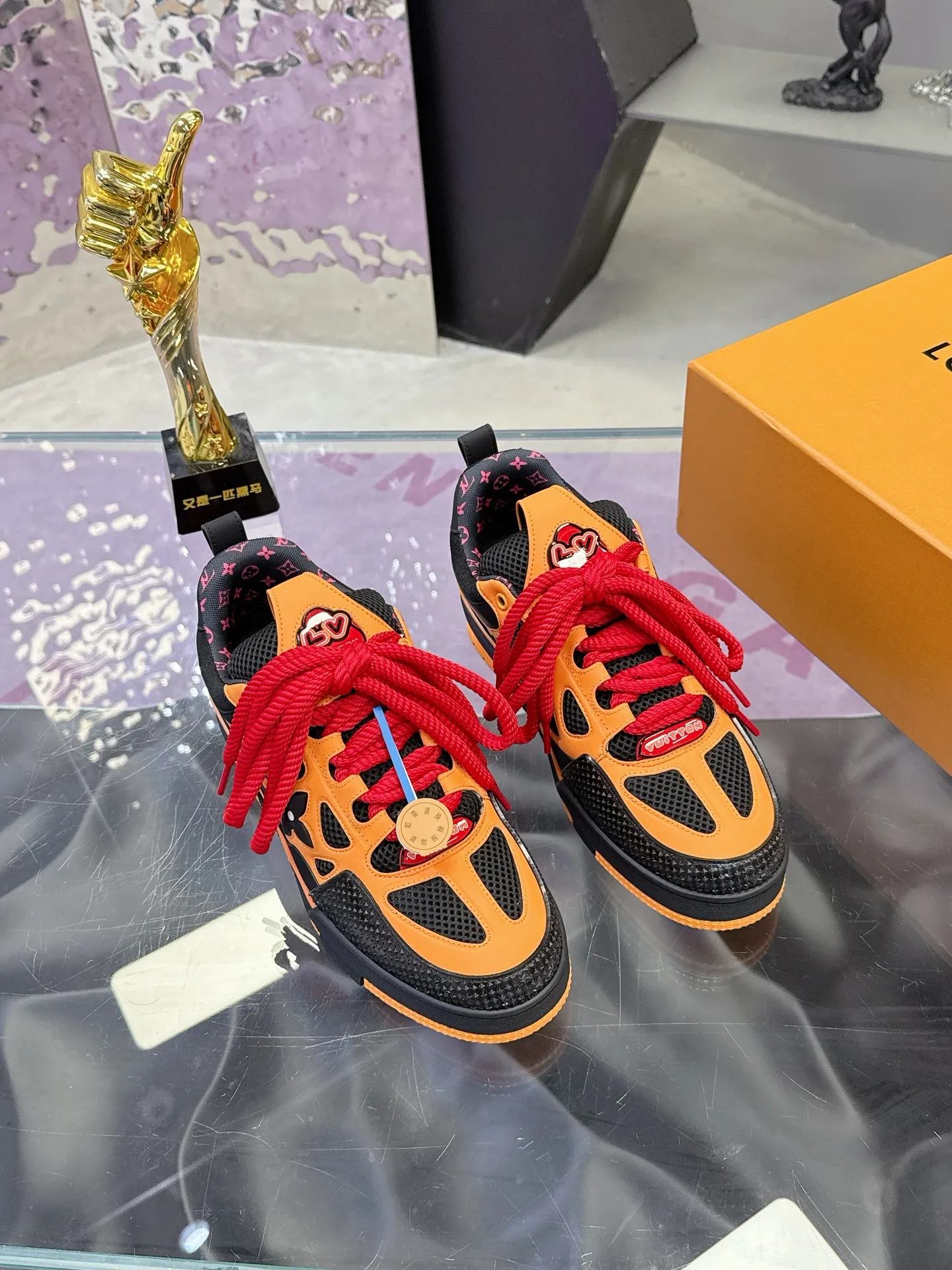 Factory price: 760💰 𝙇𝙑 𝟐𝟎𝟐5 𝐒𝐒 𝐧𝐞𝐰 Officially synchronized new colors💗 Louis Vuitton catwalk skateboard shoes are a hit, LOUIS VUITTON Trainer is undoubtedly one of the most successful Sneakers launched by luxury brands, but the pace of exploration will not stop. LOUISVUITTON will also bring a new series of skateboard shoes in the spring of 2025. The new series in the picture returns to the 90s Chunky Skate Shoes look and feel. The uppers are made of leather and mesh. The fat silhouette and thick shoelaces are very eye-catching. It is expected to have quite a few colors like the Trainer. Judging from the previous DIOR show skate shoes, this chunky style may be even stronger next year.  💎 LV small bread series LV bread shoe series 😘 Couple model Size: Female 35-40 Male 39-44, customized 45, 46